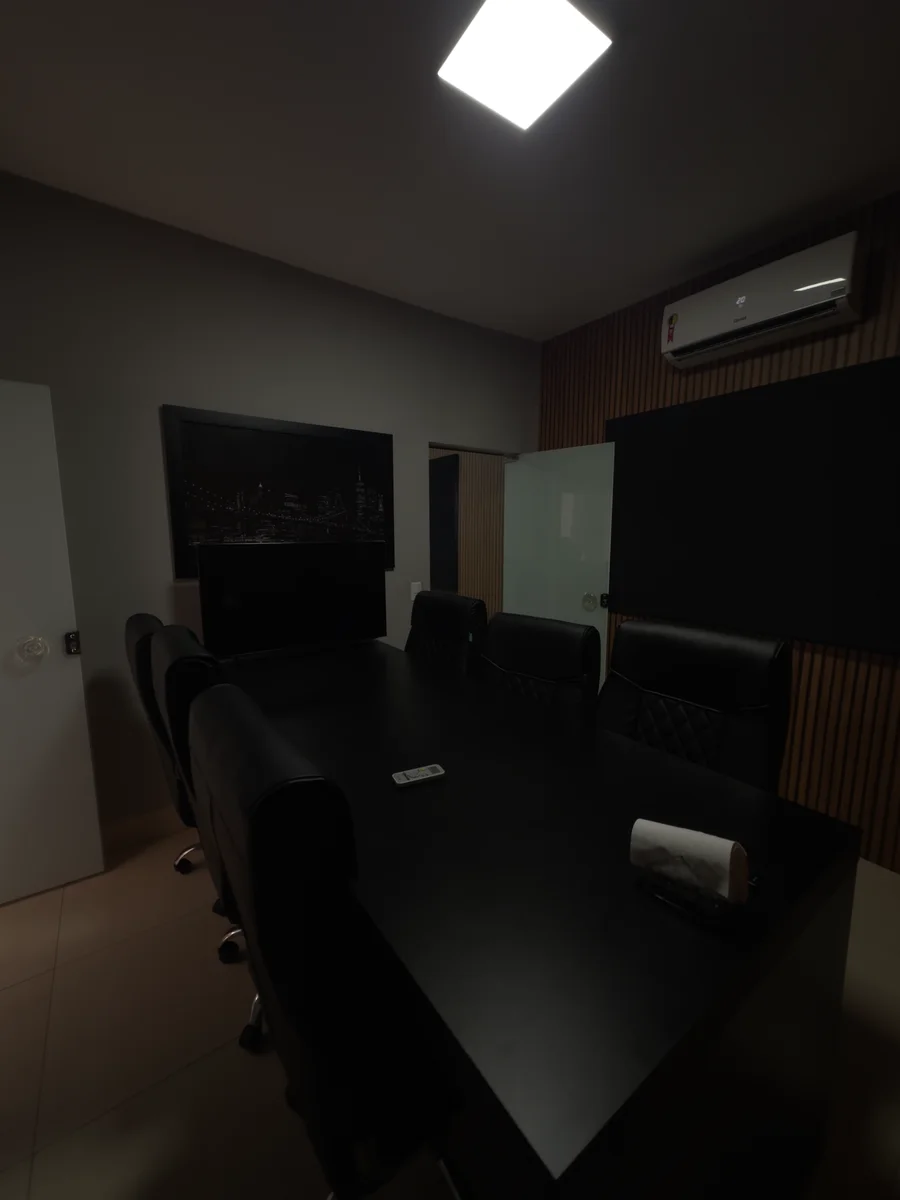 Sala de reuniao do escritório Nascimento e Arantes Advocacia em Goiânia para consultas sobre inventario